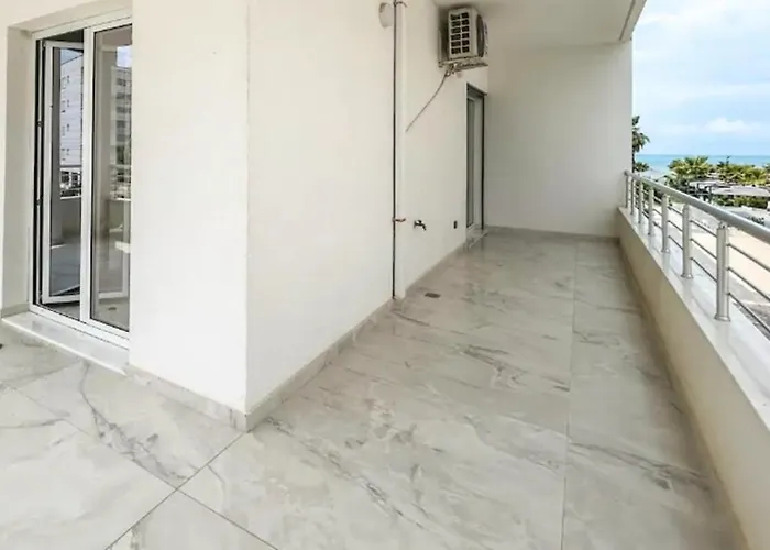 Shqiponja 아파트 *