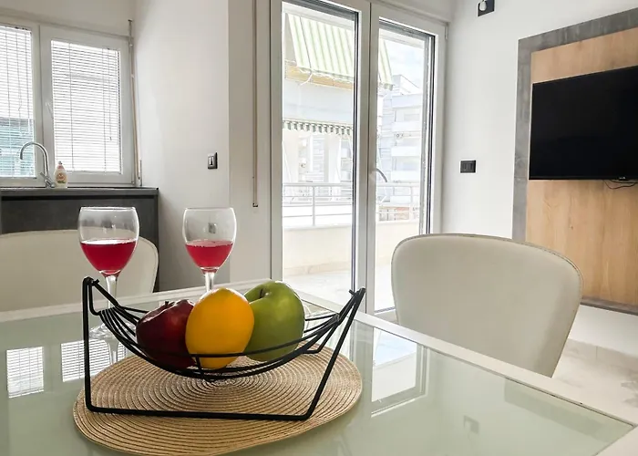 Shqiponja 아파트 *